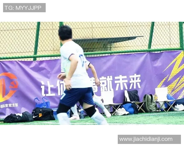 足球明星在场上激烈对话展现团队默契与战术交流的精彩瞬间 足球明星在场上激烈对话展现团队默契与战术交流的精彩瞬间